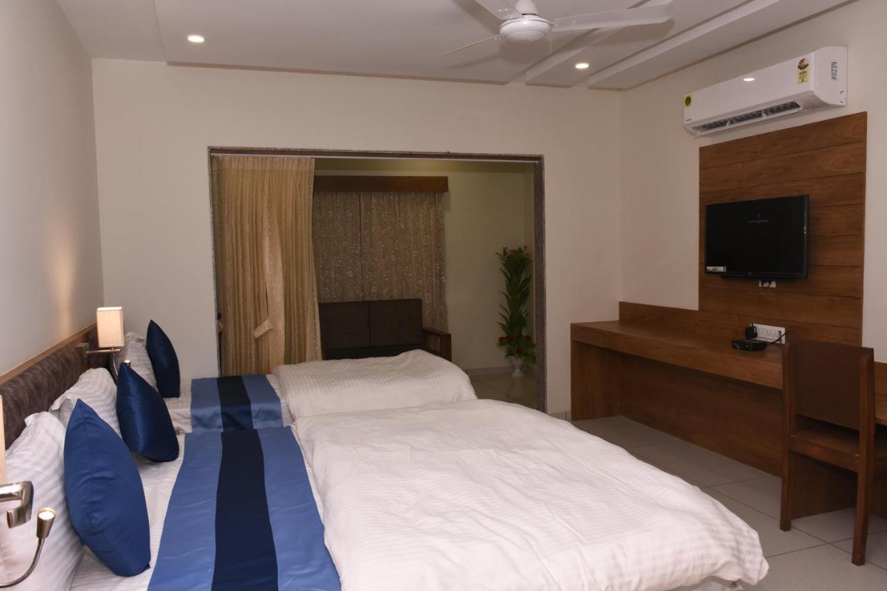 Hotel Golden Palace & Rooms Halol Exterior foto