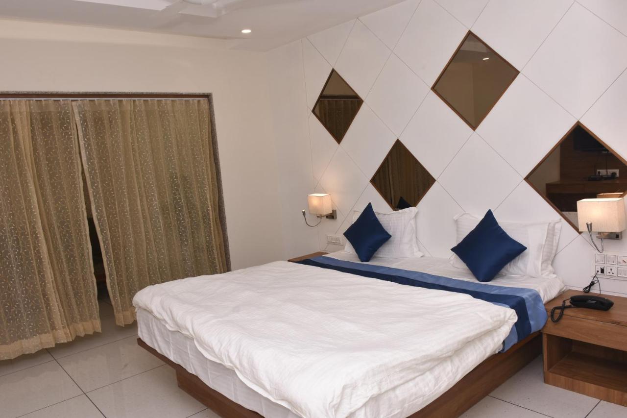 Hotel Golden Palace & Rooms Halol Exterior foto