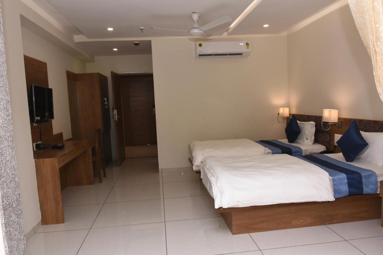 Hotel Golden Palace & Rooms Halol Exterior foto