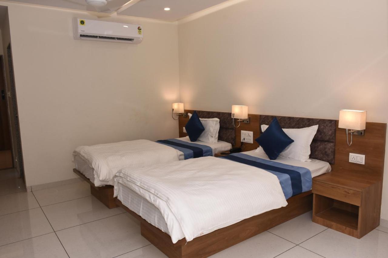 Hotel Golden Palace & Rooms Halol Exterior foto